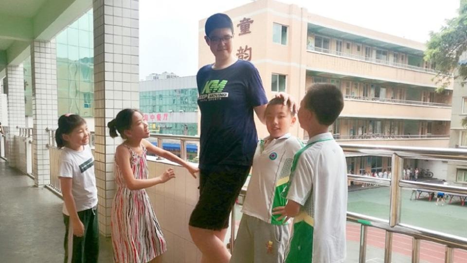 Китайский школьник вырос до 221 сантиметра и продолжает расти