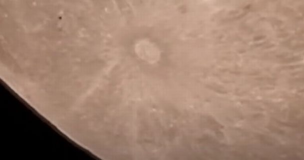 Огромный НЛО, скользящий над поверхностью Луны, запечатлели на видео