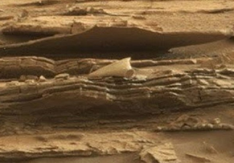 Необычный объект запечатлел ровер на Марсе