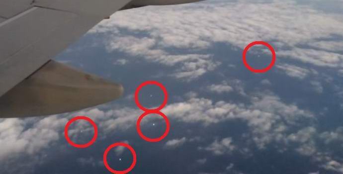 Несколько НЛО следовали за пассажирским самолетом
