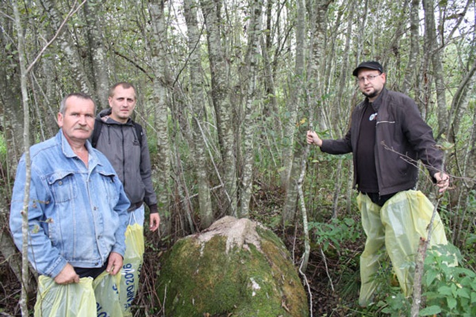 Кричащий и движущийся камень в белорусском лесу