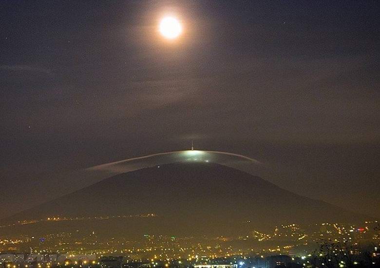Загадочное облако сфотографировали на Северном Кавказе