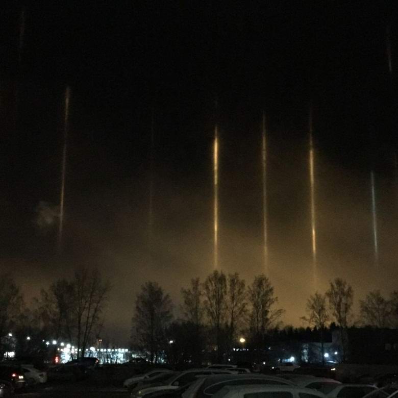 Загадочные сияющие столбы сфотографировали в небе над Новосибирском