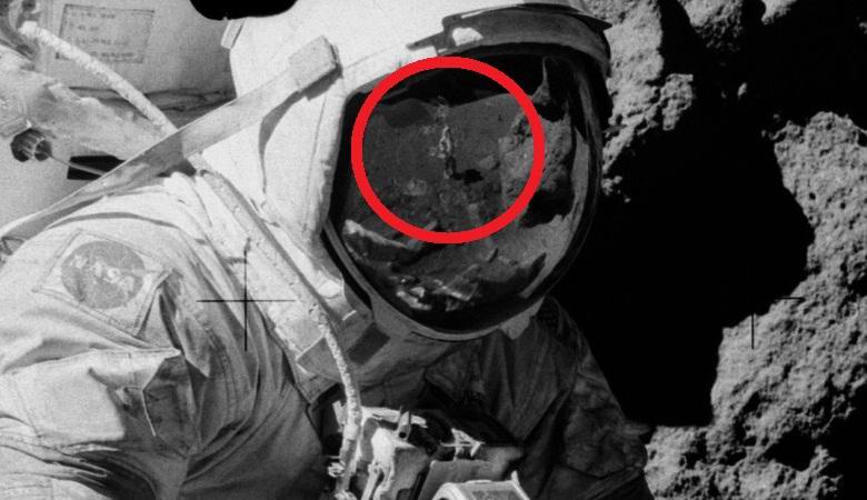 В отражении на шлеме астронавта обнаружили стоящего на Луне человека в джинсах и кроссовках