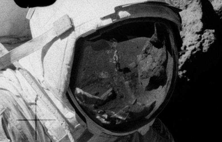 В отражении на шлеме астронавта обнаружили стоящего на Луне человека в джинсах и кроссовках
