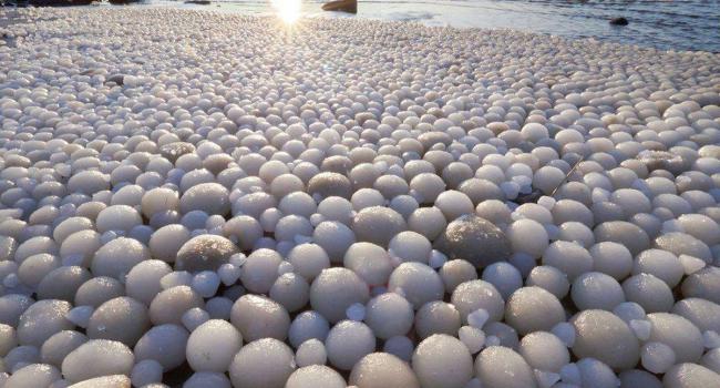 Пляж в Финляндии засыпало «ледяными яйцами»