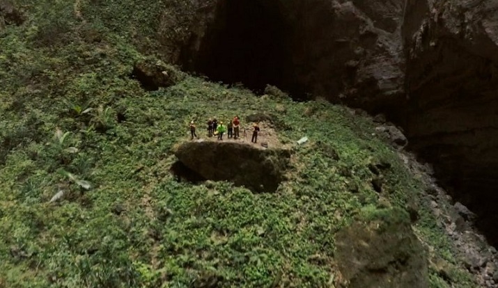Ученые спустились в пещеру, из которой были слышны странные звуки, и не поверили своим глазам" />


