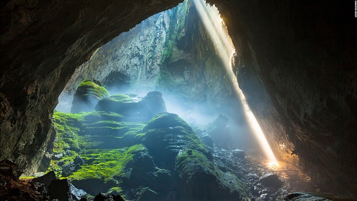 Ученые спустились в пещеру, из которой были слышны странные звуки, и не поверили своим глазам" />


