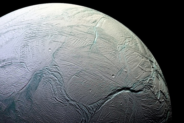 Ученые выяснили, как на спутнике Сатурна Энцелада появились огромные полосы