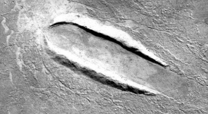 На Марсе обнаружили следы крушения летающей тарелки