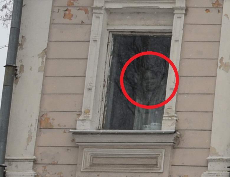 Латвиец сфотографировал неприятное привидение в окне