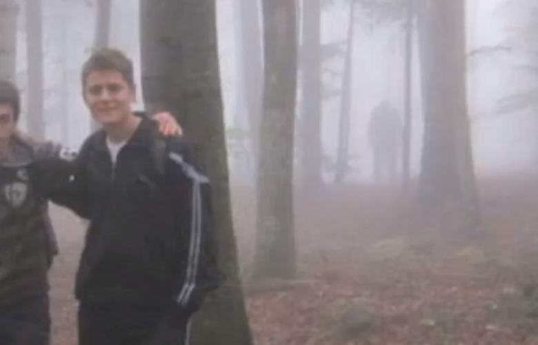 Туристы сфотографировались со странным существом в туманном лесу