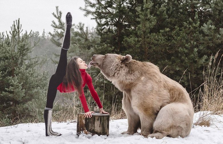 Акробатка Стефани Миллингер и медведь
