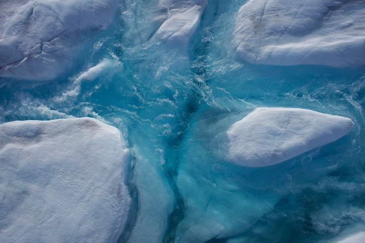 Ученые обеспокоены появлением в Гренландии огромных водопадов" />


