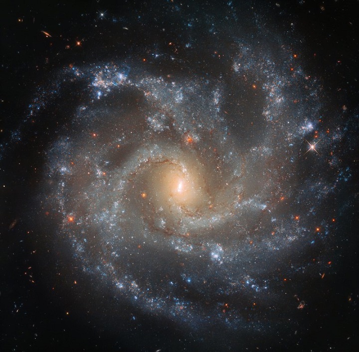 «Хаббл» запечатлел галактику, находящуюся в 130 миллионах световых лет от нас