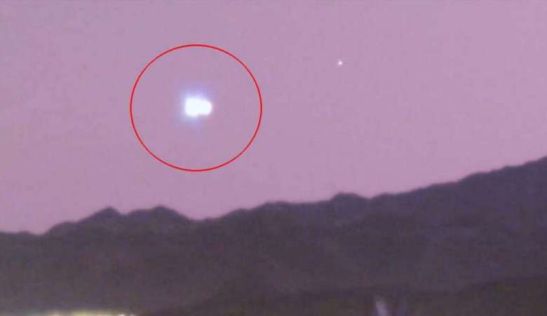 Огромный НЛО быстро и бесшумно пролетел над Лас-Вегасом