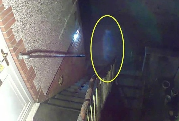 Камера наблюдения запечатлела призрака на лестнице
