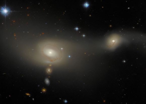 В глубинах Вселенной Хаббл обнаружил необычное построение галактик