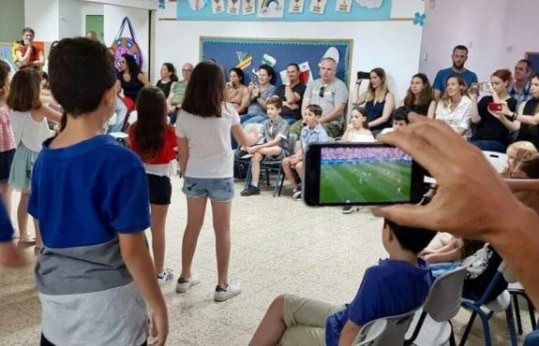 Фото дня: У всех пап на телефонах