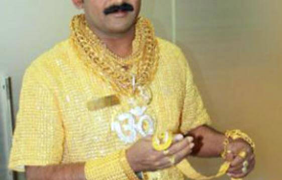 Индус в золотой рубашке