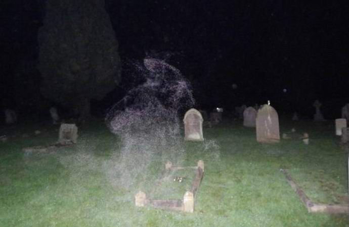 Жуткие фото с кладбища с призраками