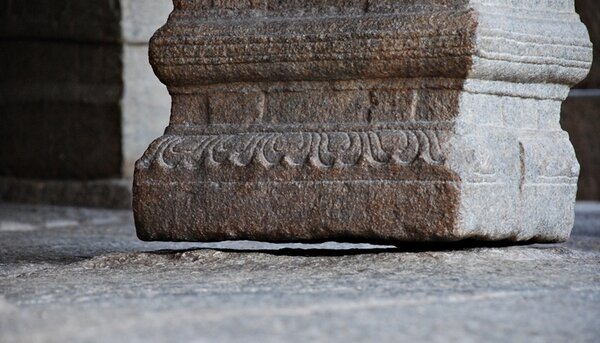 «Висящая» колонна индийского храма Лепакшми