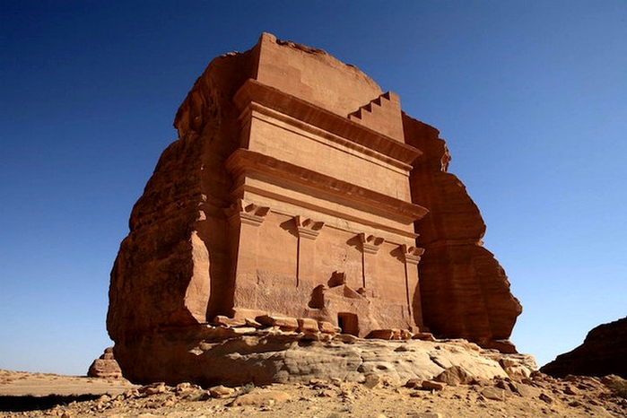 Как появилась древняя гробница посреди пустыни