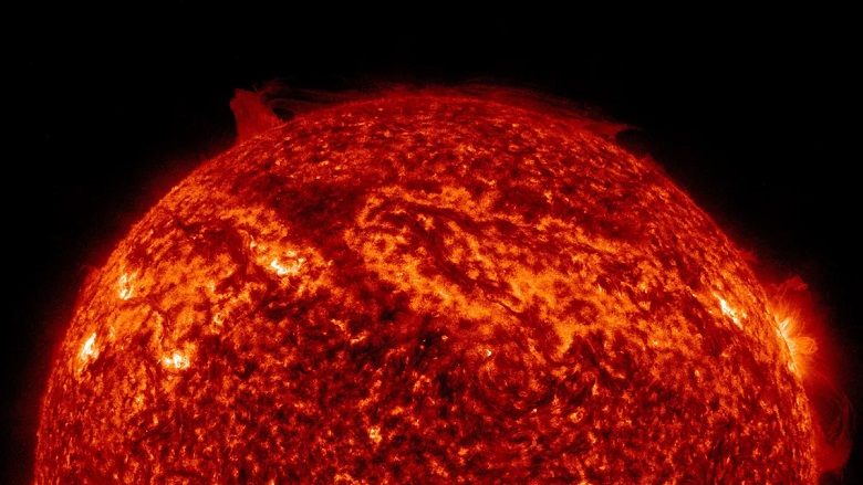 Вихрь из плазмы, вращающийся вокруг северного полюса Солнца, взволновал ученых