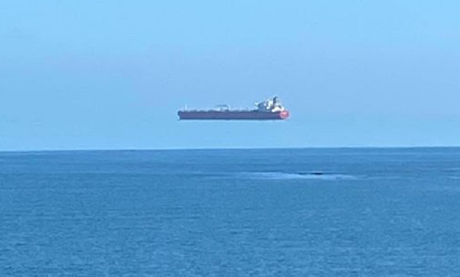Эксперт объяснил появление «летающего» корабля у берегов Фалмута