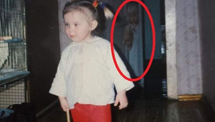 На старой детской фотографии обнаружили привидение
