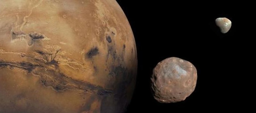 Загадочное происхождение марсианских спутников: новая теория ледяного импактора