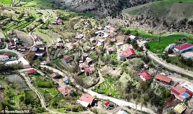 Р—Р°РіР°РґРѕС‡РЅР°СЏ С‚СѓСЂРµС†РєР°СЏ РґРµСЂРµРІРЅСЏ, РіРґРµ РїРѕР»РѕРІРёРЅР° РµРµ Р¶РёС‚РµР»РµР№ РіР»СѓС…Р°СЏ