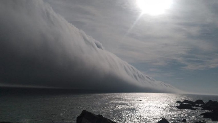 Загадочное облачное «цунами» в Чили удивило сотни рыбаков (ВИДЕО)