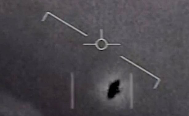 Пилот ВМС США: НЛО могут начать сбивать самолеты