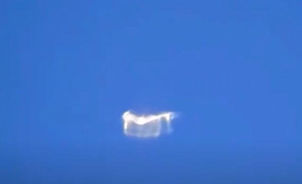 Пассажир самолета запечатлел на видео необычный НЛО на высоте 9 километров