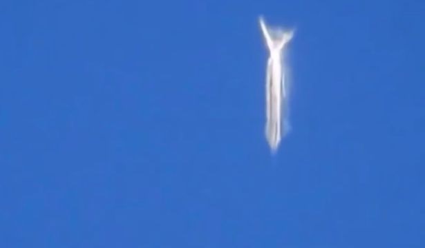 Пассажир самолета запечатлел на видео необычный НЛО на высоте 9 километров