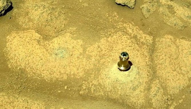 Торчащая из скалы на Марсе деталь удивила пользователей Сети