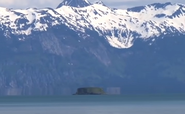 Загадочный плавучий остров парит над озером в Национальном парке на Аляске