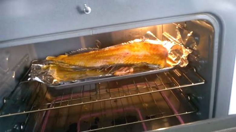 Жаренная рыба «ожила» и начала прыгать в духовке (ВИДЕО)