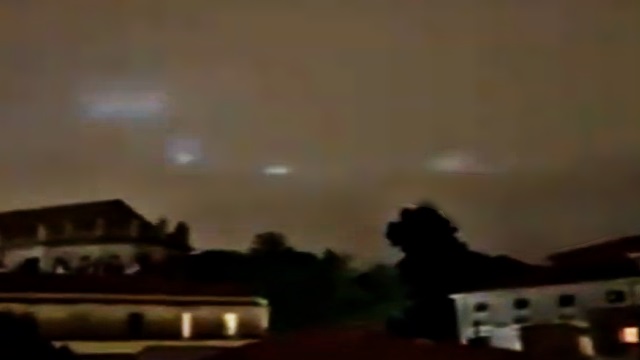 Флот НЛО во время грозы запечатлели на видео во Франции