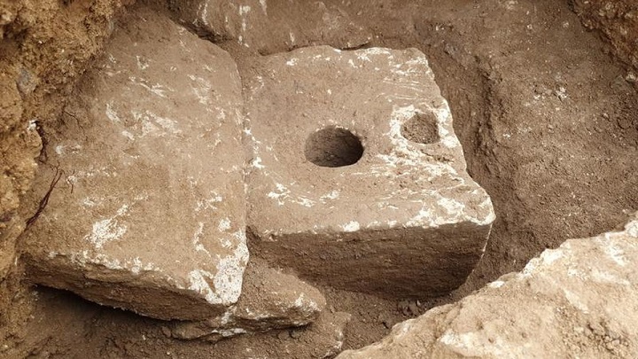 Археологи в Израиле обнаружили 2700-летний туалет