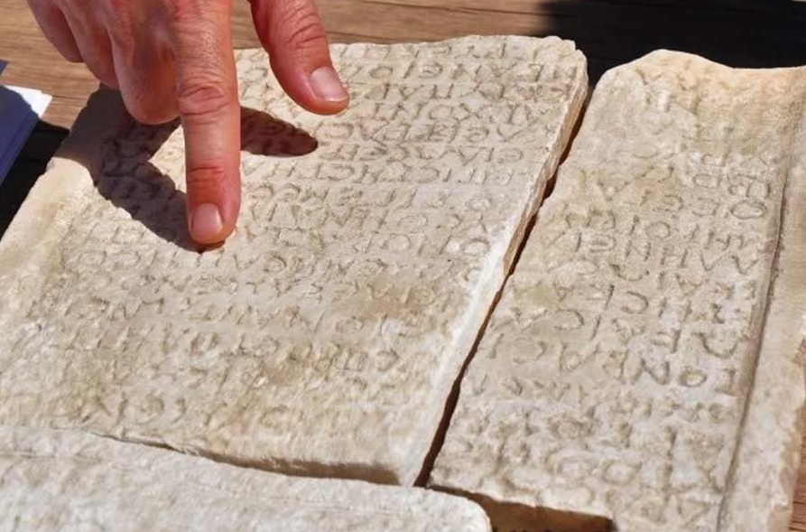Археологи расшифровали древнюю надпись на мраморной табличке, обнаруженной при раскопках в Турции
