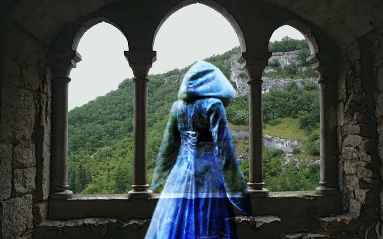 Мать и дочь считают, что запечатлели призрак женщины в старинном замке