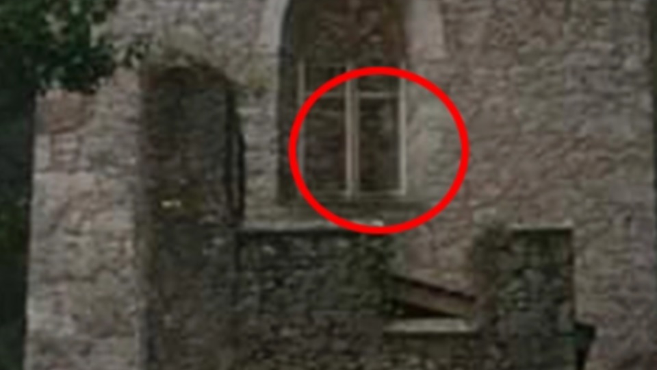 Мать и дочь считают, что запечатлели призрак женщины в старинном замке
