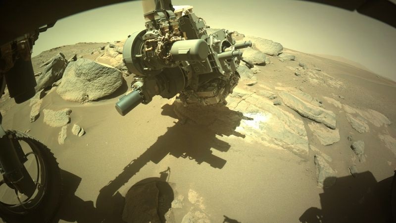 Марсоход NASA скребет по камню, чтобы «увидеть то, чего никто никогда не видел»