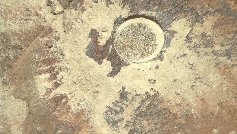 Марсоход NASA скребет по камню, чтобы «увидеть то, чего никто никогда не видел»