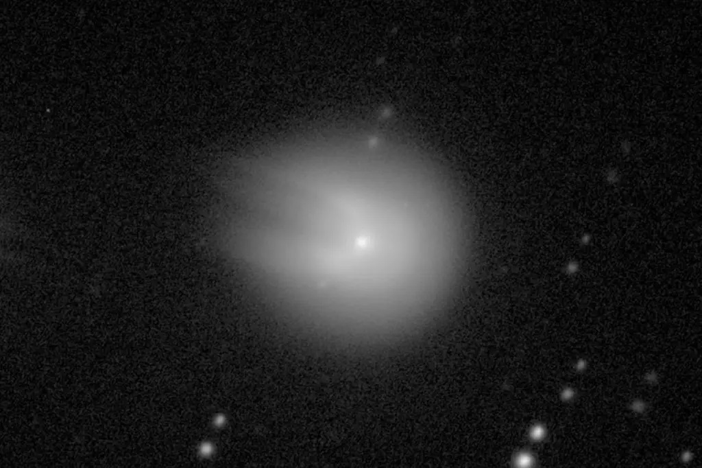 Криовулканическая комета удивила астрономов: пропали рога, но появился таинственный зеленый свет